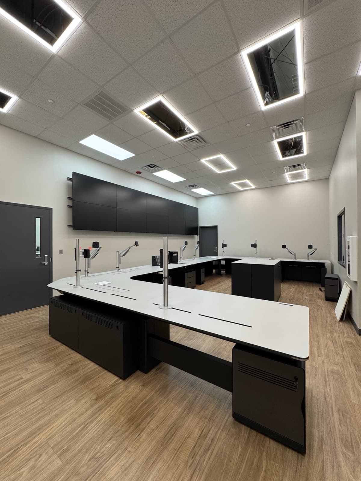 Process control room — U-shaped operator console with overhead video wall